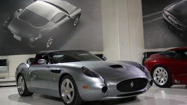 Visite de l'usine Zagato - Ferrari 550 Barchetta gris 3/4 avant droit