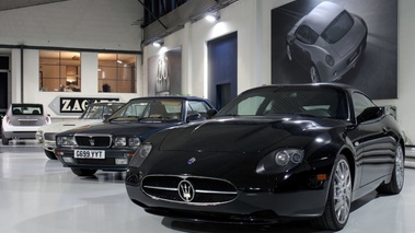 Visite de l'usine Zagato - Maserati 4200 GT noir 3/4 avant gauche