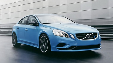 Volvo S60 Polestar - bleue - 3/4 avant droit, dynamique 1