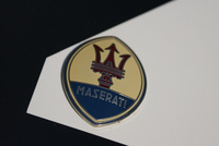 Maserati 450 S bleue et blanche, logo du capot de la voiture - C.R. Ghislain BALEMBOY