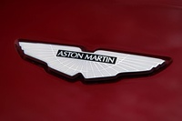 Aston Martin V12 Vantage rouge, logo du coffre de la voiture