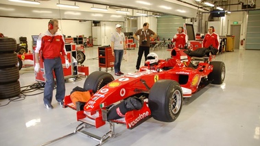 Abu Dhabi - Ferrari F1 rouge 3/4 avant gauche