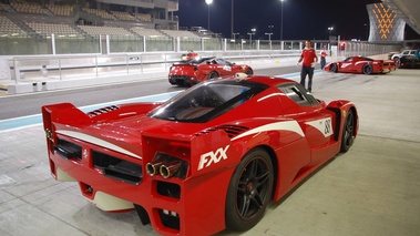 Abu Dhabi - Ferrari FXX rouge 3/4 arrière gauche