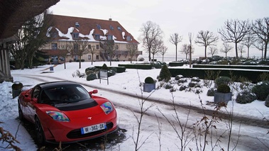 Honfleur - Ferme Saint-Siméon - Tesla Roadster Sport rouge 3/4 avant droit