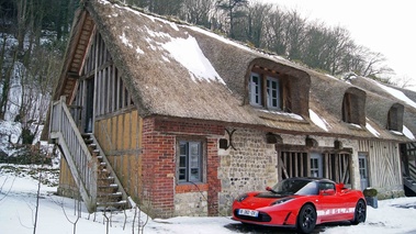 Honfleur - Ferme Saint-Siméon - Tesla Roadster Sport rouge 3/4 avant gauche