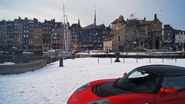 Honfleur - le port - Tesla Roadster Sport rouge 3/4 avant gauche coupé