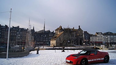 Honfleur - le port - Tesla Roadster Sport rouge 3/4 avant gauche