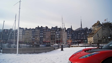 Honfleur - le port - Tesla Roadster Sport rouge capot 2