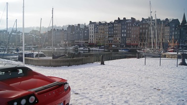 Honfleur - le port - Tesla Roadster Sport rouge capot moteur