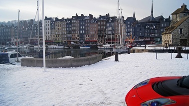 Honfleur - le port - Tesla Roadster Sport rouge capot