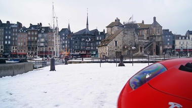 Honfleur - le port - Tesla Roadster Sport rouge logo