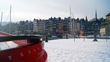 Honfleur - le port - Tesla Roadster Sport rouge logos coffre