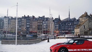 Honfleur - le port - Tesla Roadster Sport rouge profil coupé