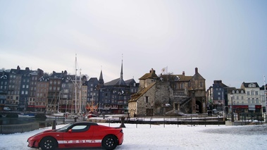 Honfleur - le port - Tesla Roadster Sport rouge profil