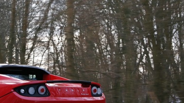 Honfleur - Tesla Roadster Sport rouge 3/4 arrière gauche travelling coupé