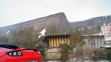 Honfleur - Tesla Roadster Sport rouge 3/4 arrière gauche travelling penché coupé
