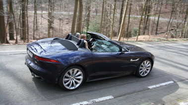 Jaguar F-Type Namur - 3/4 arrière droit dynamique