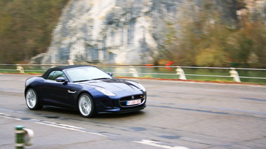 Jaguar F-Type Namur - 3/4 avant droit dynamique