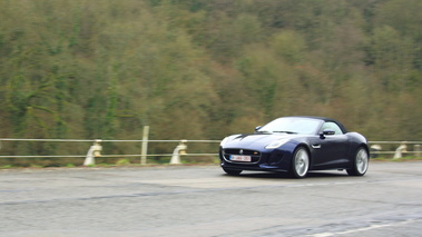 Jaguar F-Type Namur - 3/4 avant gauche dynamique