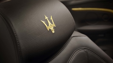 Maserati constructeur d'automobiles fondé en 1914 par les frères Maserati et dont le symbole est un trident inspiré de la fontaine de Neptune.