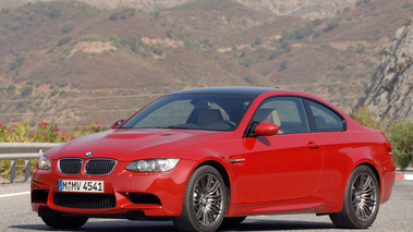 BMW M3 coupé rouge 3/4 avant gauche