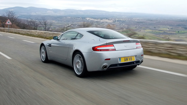 Aston Martin V8 Vantage grise 3/4 arrière G