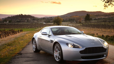 Aston Martin V8 Vantage grise 3/4 avant D