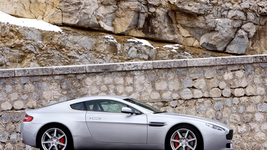 Aston Martin V8 Vantage grise profil