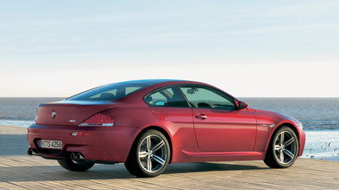 BMW M6 rouge 3/4 arrière D