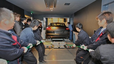 Porsche Panamera - verticale dans le monte charge de la tour de Shanghai (2)