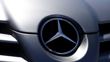 Mercedes-Benz constructeur d'automobiles fondé en 1926 par Karl Benz et Gottlieb Daimler Mercedes-Benz constructeur d'automobiles fondé en 1926 par Karl Benz et Gottlieb Daimler