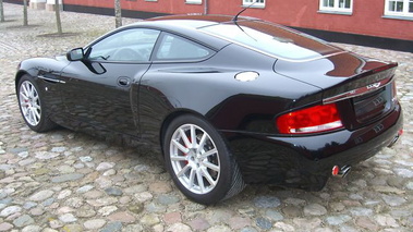 ASTON MARTIN Vanquish S - VENDU 2007 - Vue 3/4 avant gauche