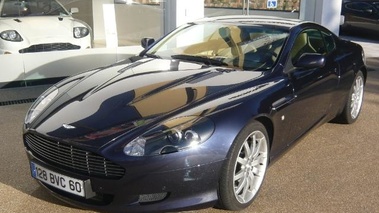 ASTON MARTIN DB9 - VENDU 2004 - Vue 3/4 avant gauche