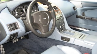 ASTON MARTIN DB9 - VENDU 2005 - 3/4 avant gauche