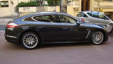 PORSCHE Panamera Turbo 2010 - profil