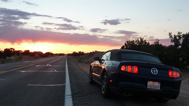 Ford Mustang Route 66 - arrière, soleil couchant